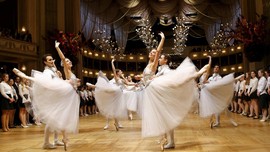Glamornya Tradisi Opera Ball Vienna