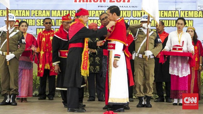 Jokowi mendapat gelar 'Upu Kalatia Kenalean Da Ntul Po Deyo Routnya Hnulho' karena dianggap peduli terhadap kesejahteraan masyarakat adat Maluku.