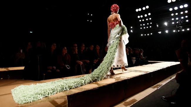 Sihir Cerdas Moschino Ubah Sampah Di Pekan Mode Milan