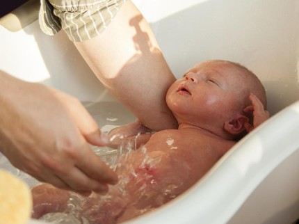 Biar Kulit Nggak Kering, Perlukah Bayi Sering-sering Dimandikan?