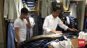 Jokowi ke Mal di Jaksel Malam-malam, Belanja Jaket & Tas Produk Lokal