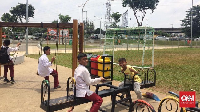 Penjelasan Kepala Dinas Pertamanan dan Pemakaman DKI Djafar Muchlisin tentang perbedaan program Taman Maju Bersama dengan RPTRA mengundang tawa anggota DPRD.