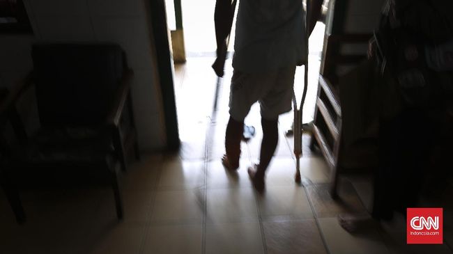 Pengobatan tradisional Ida Dayak ricuh lantaran pelanggan yang membeludak. Pengobatan ini kini tengah viral di sebagian besar masyarakat Indonesia.