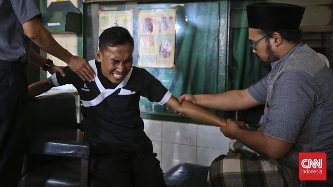 Banyak orang memilih tindakan urut untuk mengobati urat atau otot yang robek dan mengalami cedera akibat keseleo. Ternyata, urut tak bisa menyembuhkan keseleo.