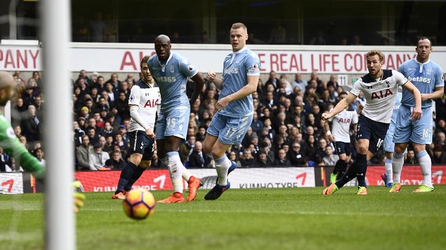 Harry Kane berhasil mencetak hattrick di babak pertama dan membawa Tottenham Hotspur unggul 4-0 di babak pertama atas Stoke City.