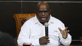 Pigai Tanya Maksud Ruhut Unggah Foto Anies Berbaju Adat Papua