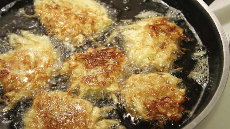 Membuat perkedel butuh trik agar enggak hancur saat digoreng. Selain cara menggoreng, kita perlu perhatikan adonan termasuk bahan pelengkap yang digunakan ya.