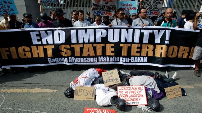 Ribuan pendemo di Manila memprotes kebijakan anti-narkoba Presiden Rodrigo Duterte yang dinilai memicu budaya impunitas dan pemerintah yang otoriter.