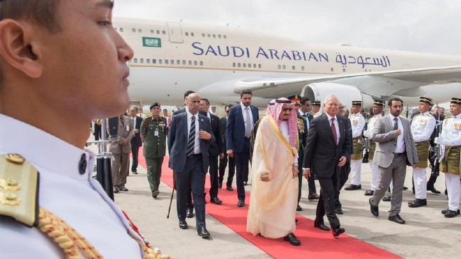 Kedatangan Raja Salman bersama 600 delegasinya ke Malaysia disambut langsung oleh PM Najib razak dan sejumlah pejabat negara lainnya di Bandara Kuala Lumpur.