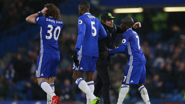 Pemuncak klasemen Liga Primer Inggris Chelsea mendapat perlawan ketat dari Stoke City. Duel kedua tim berakhir imbang 1-1 hingga babak pertama usai.
