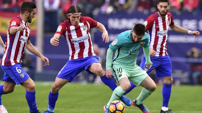 Barcelona berhasil menggusur Real Madrid dari puncak klasemen La Liga untuk sementara waktu usai mereka menaklukkan Atletico Madrid dengan skor 2-1.
