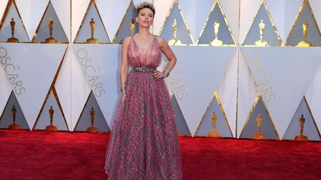 Scarlett Johansson minta, pihak lain termasuk suaminya, pengacara sang suami, dan media tidak sembarang berkomentar dalam proses perceraiannya, demi anak.