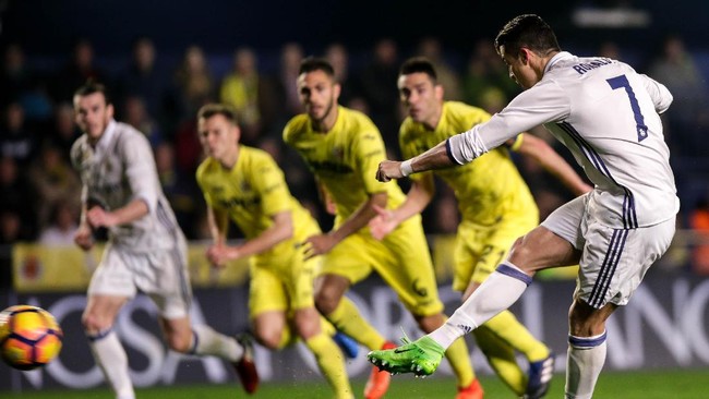 Satu dari tiga gol kemenangan Real Madrid ke gawang Villarreal di El Madrigal tercipta lewat eksekusi penalti yang berbau kontroversial.