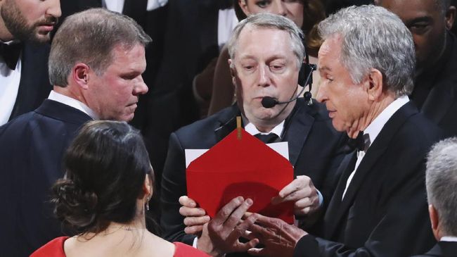 Akuntan itu sudah 83 tahun merekap balot Oscar dan menjaga rahasianya. Tapi Minggu (26/2) malam, mereka melakukan kesalahan fatal.