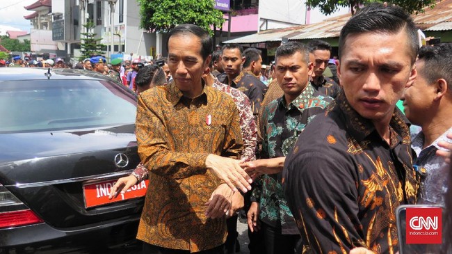 Bagi masyarakat di daerah, melihat langsung Presiden Jokowi adalah momen istimewa. Berbagai cara pun ditempuh meski harus berhadapan dengan Paspampres.
