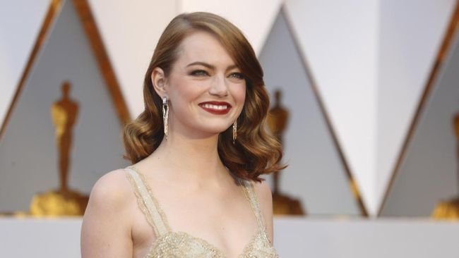 Emma Stone didapuk menjadi Cruella de Vil, tokoh antagonis dari kisah 101 Dalmatians yang diceritakan memburu anak anjing dalmatian untuk membuat mantel bulu.