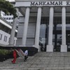 MK memutuskan kepala daerah dapat diberhentikan sementara tanpa usulan DPRD jika didakwa tindak pidana berat. Ada beberapa pengeculian di putusan ini.