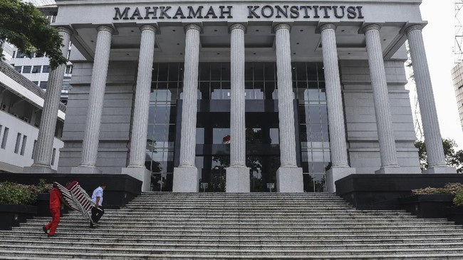 MK meminta PSU dilakukan di seluruh kecamatan di Kabupaten Sampang. Adapun batas waktu yang diberikan kepada KPU adalah 60 hari sejak putusan dibacakan.