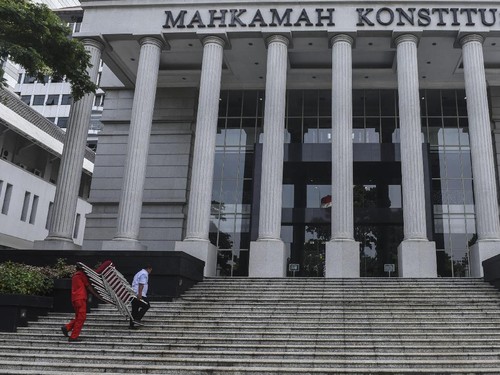 MK memutuskan kepala daerah dapat diberhentikan sementara tanpa usulan DPRD jika didakwa tindak pidana berat. Ada beberapa pengeculian di putusan ini.