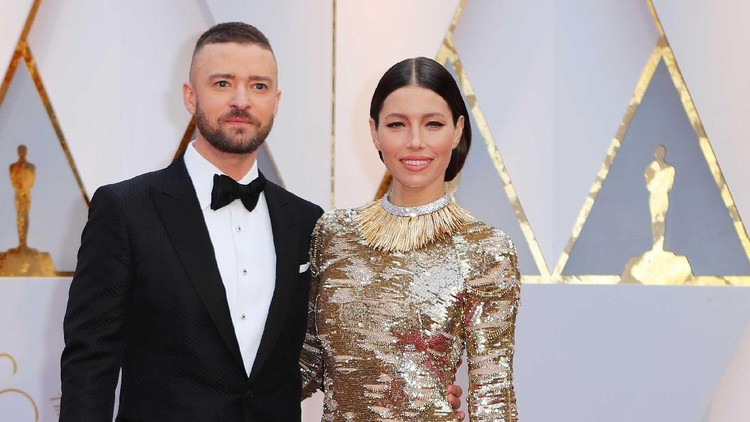 Umur si kecil memang masih dua tahun. Tapi Jessica Biel sudah mengajarkan pendidikan seks untuknya lho.