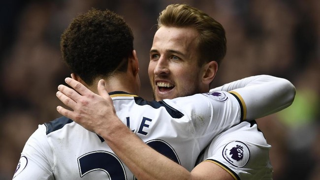 Dele Alli tanpa ragu memberikan pujian pada Harry Kane yang sukses mencetak hattrick pada laga lawan Stoke City di White Hart Lane.