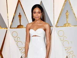 Kenangan Naomie Harris saat Jadi Bond Girls