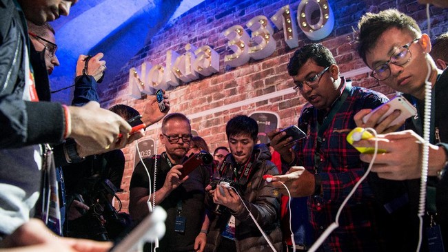 Kecepatan internet seluler Indonesia ada di urutan ke-2 terbawah dari 45 negara dunia yang disurvei Ookla, sementara kecepatan internet kabel ke-4 terbawah.