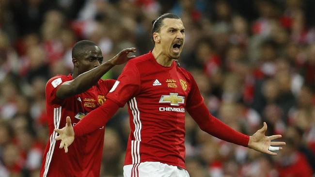 Zlatan Ibrahimovic menegaskan bahwa perpanjangan kontraknya dengan Manchester United tak tergantung tiket Liga Champions.