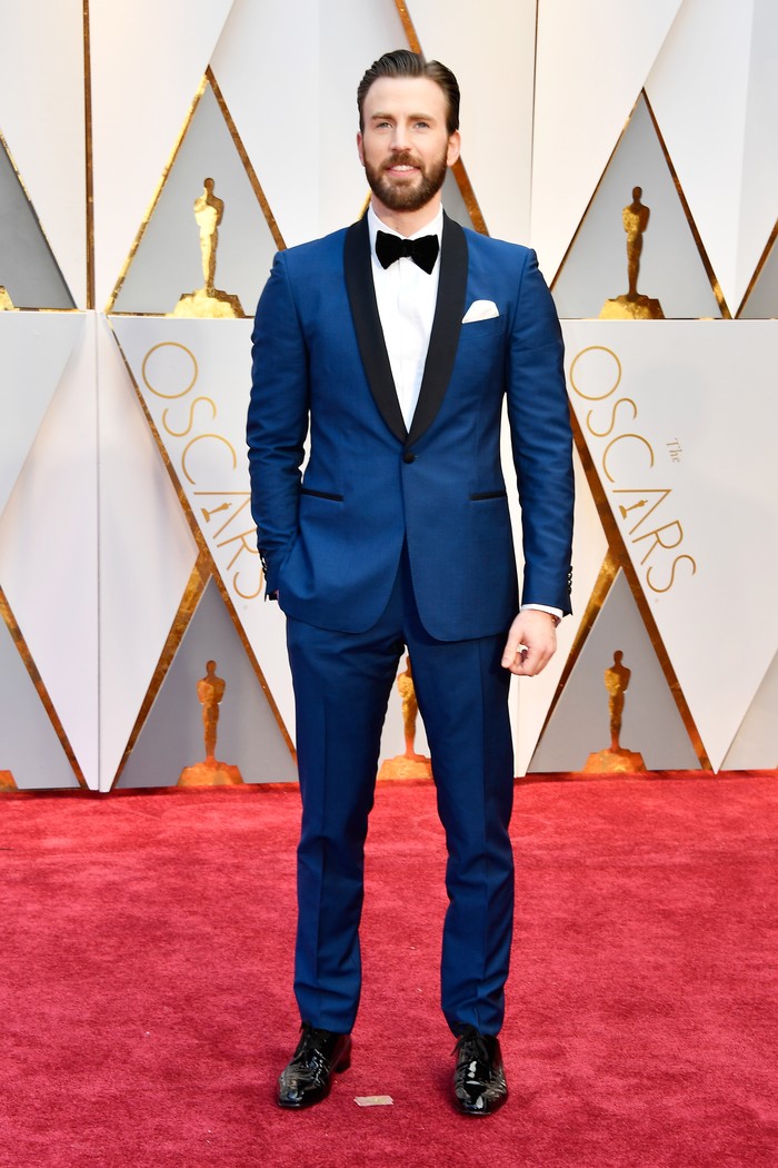 Di Oscar 2016, Chris Evans mencoba tampil beda lewat setelan jas biru dan dasi kupu-kupu. Foto: Frazer Harrison/Getty Images