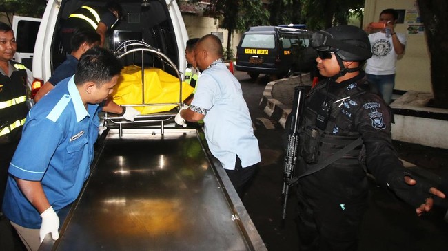 Polri melakukan berbagai cara untuk mendatangkan keluarga atau kerabat pelaku bom. Namun belum ada pihak datang untuk mengambil dan memakamkan jenazah Yayat.