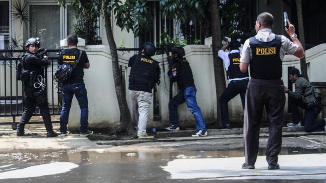 Densus 88 Antiteror Polri menangkap 4 terduga teroris jaringan Jamaah Islamiyah (JI) di Lampung pada Jumat (5/11). Total 7 orang diamankan dalam sepekan.