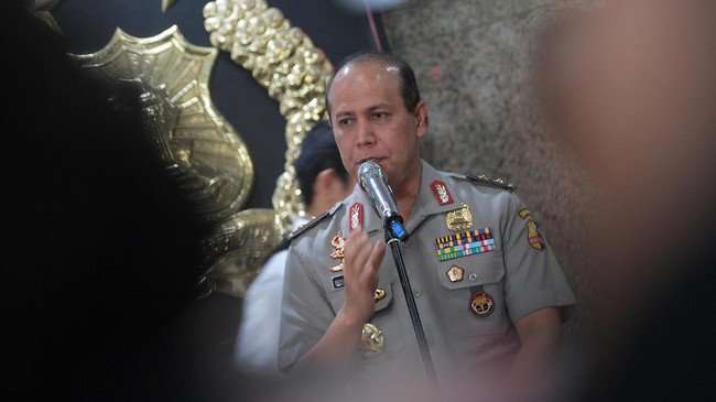 Kelompok kriminal bersenjata Papua yang menyandera ribuan orang di Mimika memperoleh senjata yang berasal dari hasil merampas anggota TNI-Polri.