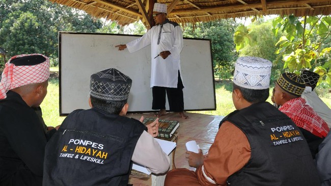 Ormas, ulama, pengusaha dan aparat harus bersinergi dalam meningkatkan wawasan kebangsaan, memperkuat pemberdayaan ekonomi, dan mereduksi paham radikal.