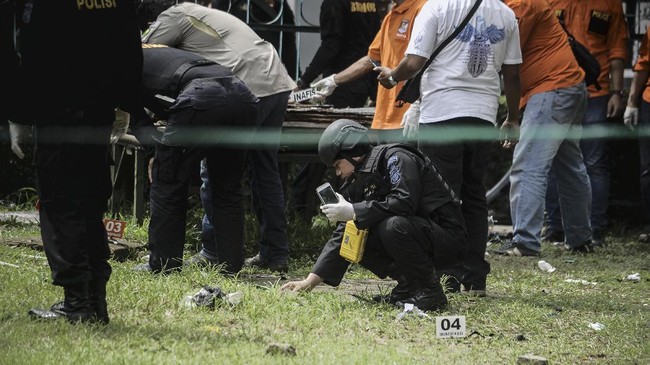 Warga menduga insiden pelemparan bom berkaitan dengan isu santet di Kecamatan Larangan, Pamekasan.