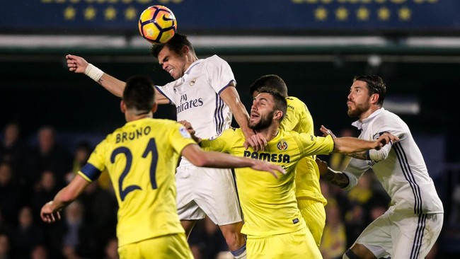 Real Madrid kembali sukses berdiri di puncak klasemen La Liga setelah sukses menang dramatis 3-2 atas Villarreal di Stadion El Madrigal.