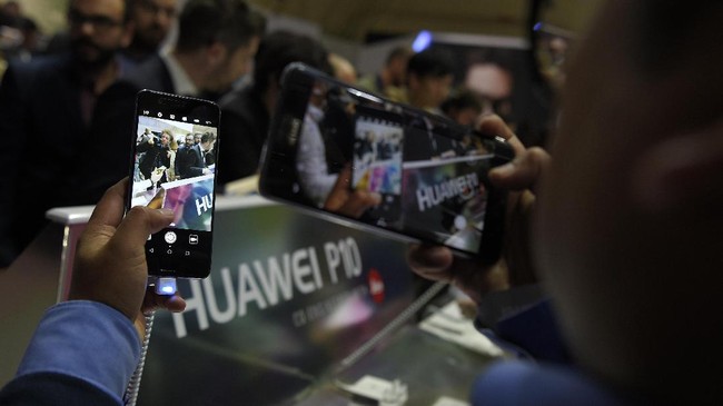 Pengapalan ponsel Huawei diperkirakan turun 40-60 juta perangkat tahun ini akibat perang dagang dengan Amerika Serikat.