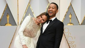 Chrissy Teigen Ajak John Legend Pulang Kampung ke Thailand
