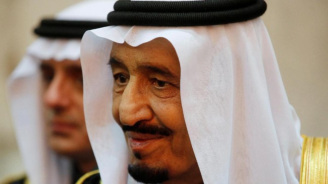 FILE PHOTO: Saudi Arabia's King Salman is seen during U.S. President Barack Obama's visit to Erga Palace in Riyadh January 27, 2015.  REUTERS/Jim Bourg/File Photo