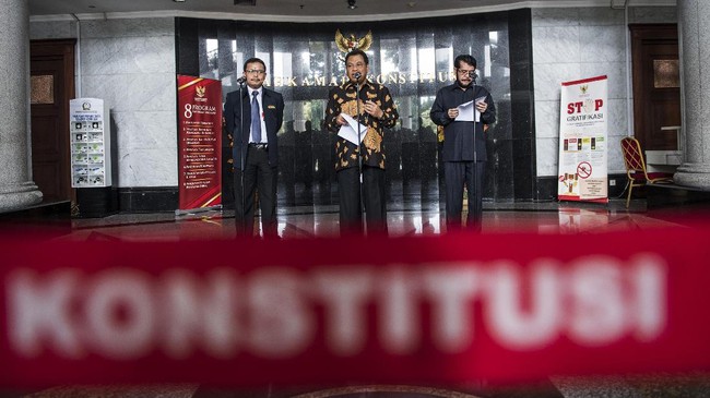 Selain selisih perolehan hasil suara, syarat pengajuan sengketa Pilkada juga tak boleh melewati tenggat waktu yang telah ditetapkan.