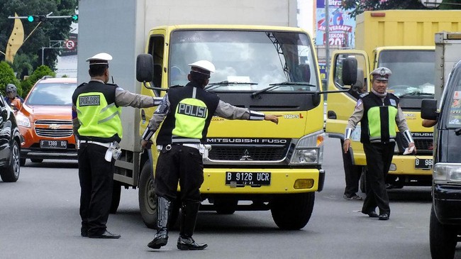 Polisi melakukan pemeriksaan kendaraan di jalan Pajajaran ,Kota Bogor, Jawa Barat, Senin (27/2). Kepolisian Resor Bogor Kota melakukan pemeriksaan kendaraan yang masuk ke Kota Bogor sebagai langkah antisipasi pengamanan paska terjadinya teror bom di Bandung. ANTARA FOTO/Yulius Satria Wijaya/foc/17.