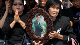 Warga Sampaikan Hormat Terakhir untuk Raja Thailand