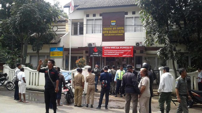 Polri memastikan satu dari dua pelaku teror di dekat Kelurahan Arjuna, Bandung, pernah ikut pelatihan militer ilegal di Aceh dan sempat mendekam di penjara.