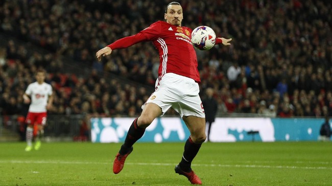 Bintang Manchester United Zlatan Ibrahimovic menyatakan sudah pulih dari cedera lutut dan siap tampil di final Liga Europa melawan Ajax Amsterdam, Rabu (24/5).