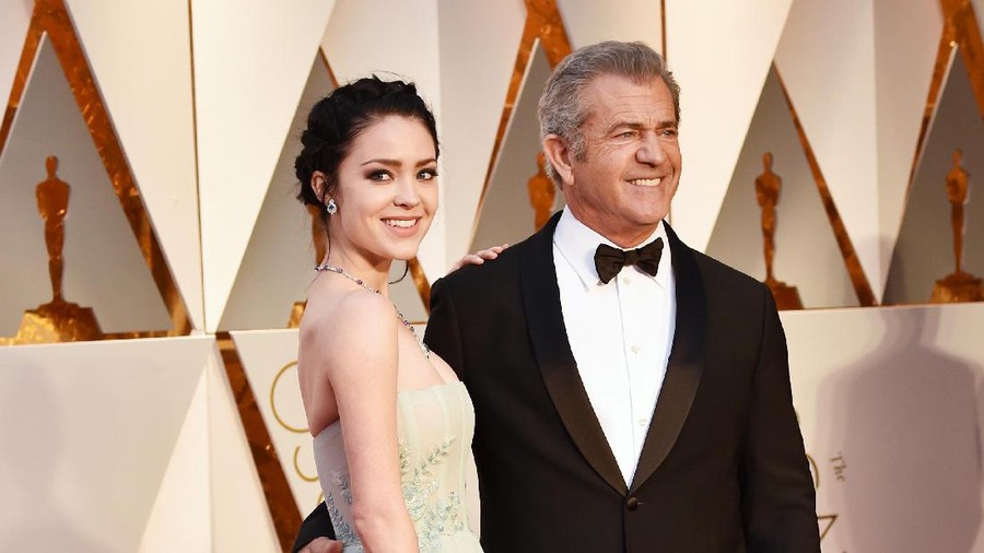 Rosalind Ross dan Mel Gibson HOLLYWOOD, CA - FEBRUARY 26: Rosalind Ross (L) and actor/director Mel Gibson attend the 89th Annual Academy Awards at Hollywood & Highland Center on February 26, 2017 in Hollywood, California. (Photo by Frazer Harrison/Getty Images)