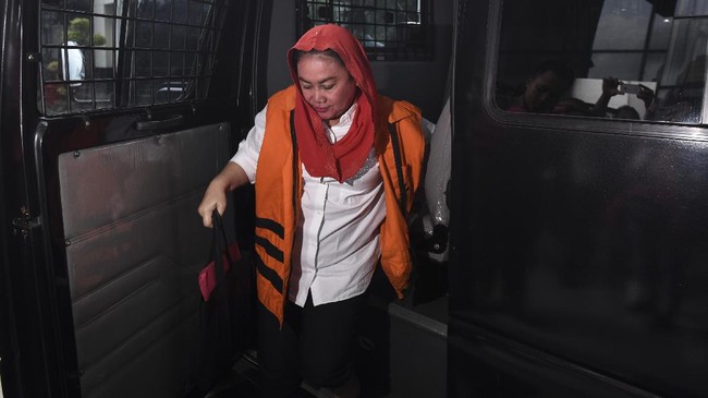 KPK menemukan indikasi lain dari uang sitaan operasi tangkat tangan. Sekitar 400 orang saksi telah diperiksa KPK untuk tersangka Sri dan Suramlan.