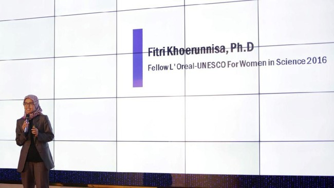 Lahir dari keluarga besar dengan kondisi ekonomi yang sulit tak membuat semangat belajar Fitri Khoerunissa surut. Dia kini menjadi doktor peneliti.
