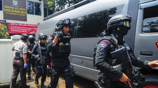 Penggeledahan rumah istri terduga teroris seusai polisi mengungkapkan komplotan yang bertransaksi senjata api di Nunukan.