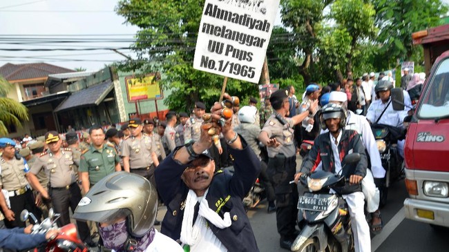 Tokoh Muslim Dawam Rahardjo meninggal pada Rabu malam (30/5) di usia 76 tahun. Ia dikenal sebagai tokoh pluralisme yang ikut membela Ahmadiyah hingga Lia Eden.