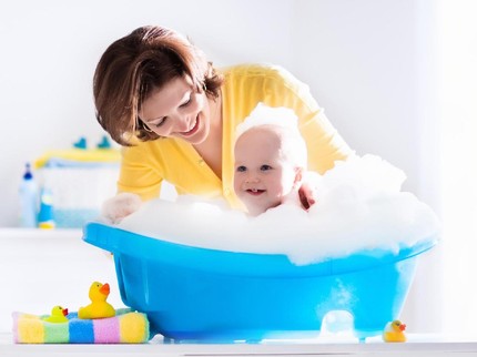 Usia Berapa Si Kecil Bisa Pakai Sabun Bayi untuk Mandi?