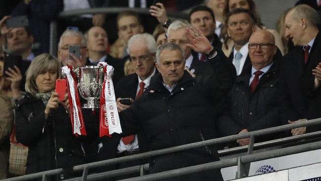 Jose Mourinho membayar tuntas down payment sebagai manajer Manchester United pada Minggu malam. Ia mengantarkan gelar pertama Setan Merah.